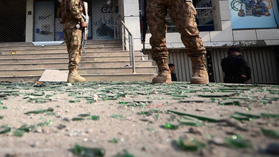 Askeri tesise bombalı saldırı! Bir ülke daha karışıyor...