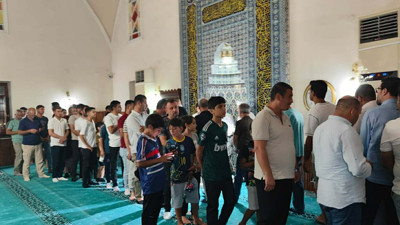Hatice Hatun Camii’nde salavatlar yükseldi! Görmek ve dokunmak için sıraya girdiler