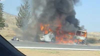 Alevler otobüsü yuttu: 34 yolcu son anda kurtuldu
