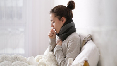 Kuru öksürüğü anında durduran doğal reçete! Boğazdaki mikropları silip süpüren babaanne sırrı