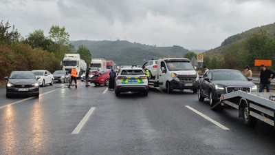 Otoyolda 4 ayrı kazada 30 araç birbirine girdi