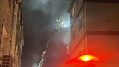 Gaziosmanpaşa'da 5 katlı binanın çatısı alev alev yandı