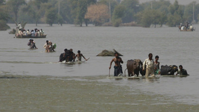 Pakistan'da ölümle yarış sürüyor: 2 saatte 112 bin metreküp artış