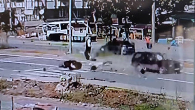 Karasu’da yaya geçidinde korkunç kaza! Anne öldü, kızı hastanede: Güvenlik kamerası her şeyi kaydetti