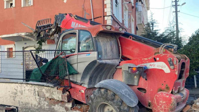 İş makinesi Körfez’de terör estirdi! 2 otomobile ve balkona çarptı: 2’si çocuk 4 yaralı