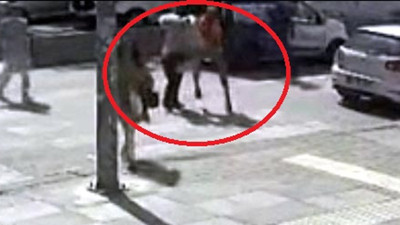 Burası Ankara'nın göbeği! Sürücü yaya kadını döverek hastanelik etti