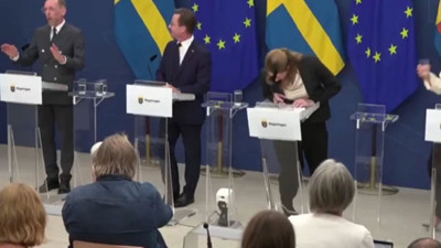 Sağlık Bakanı basın toplantısında bayıldı. O anlar kameralara yansıdı