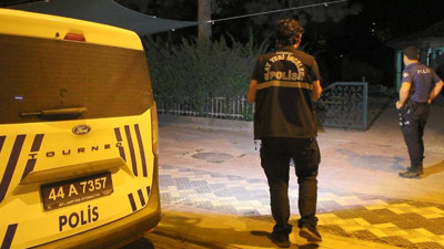 Cami avlusu savaş alanına döndü ! Silah ve bıçaklar çekildi: Yaralılar var