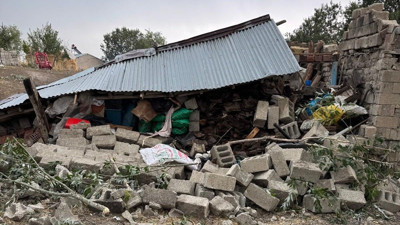 Fırtına Tezeren’de her şeyi yerle bir etti! Evler ve ahırlar yıkıldı: Yaralı var