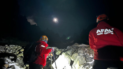 Kaçkar Dağı’nda nefes kesen operasyon! Sis ve tipiden yollarını kaybettiler