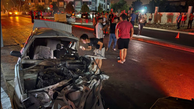 Tarsus'ta otomobil, karşı şeride geçip 2 otomobille çarpıştı; 1 ölü, 8 yaralı