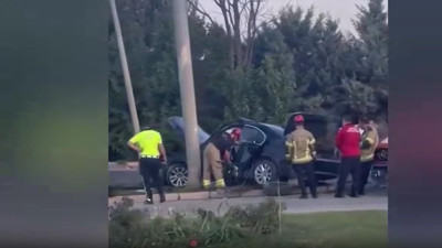 İnegöl’de otomobil direğe çarptı! Sürücü için kritik anlar