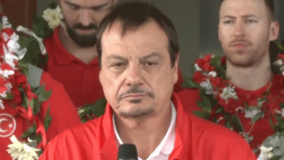 Ergin Ataman havalimanında gözyaşlarını tutamadı! "Çok üzgünüm"