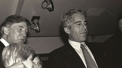 Trump'a Epstein şoku: Görüntüler kaleye yansıtıldı