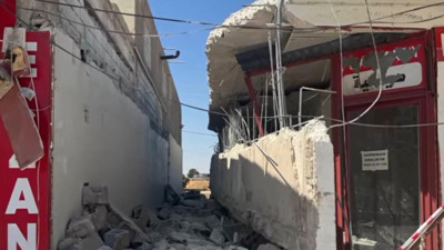 Tadilat sırasında tavan çöktü! İşçi molozlar arasında kaldı