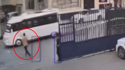 Minibüs hareket etti! Vatandaş durdurmak için koştu