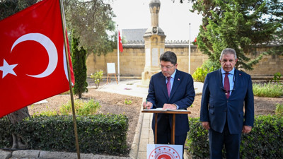 Adalet Bakanı Tunç, Malta Türk Şehitliği'ni ziyaret etti