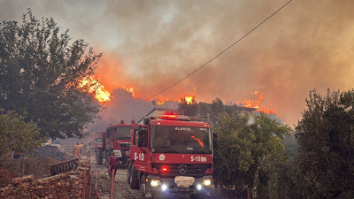 Orman yangını mahallelere sıçradı! Tahliye emri verildi: Rüzgarın etkisi ile giderek büyüyor