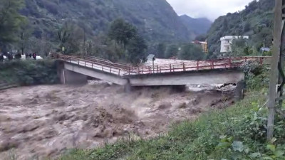 Köprüler yıkıldı, yollar kapandı, insanlar mahsur kaldı. Rize kabusu yaşıyor
