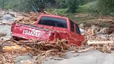 Rize'de sel suları 2 aracı parçaladı