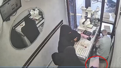 Çarşaflı çete kaşla göz arasında 2 kilo 500 gram altını çaldı