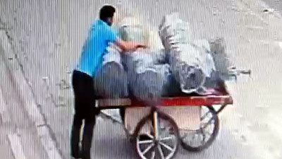 El arabalı soyguncu! Gün ortasında arkasına bakmadan aldı gitti