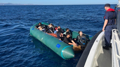 Sahil Güvenlik’ten operasyon: Lastik botta 10’u çocuk 24 göçmen!