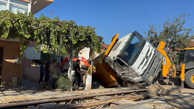 Kum kamyonu foseptiğe düştü: İznik’te faciadan dönüldü!