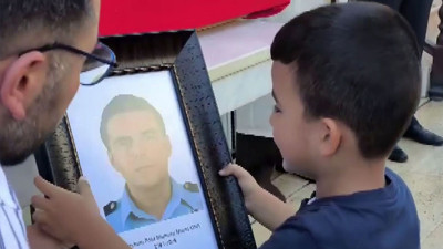 Küçük çocuğun vedası yürek dağladı! Polis memuru son yolculuğuna uğurlandı: Hatay'da halı sahada acı son