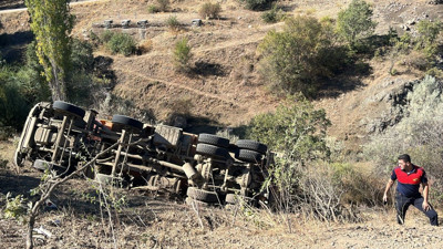 Kertme Köyü’nde feci kaza: Taş kamyonu şarampole uçtu!