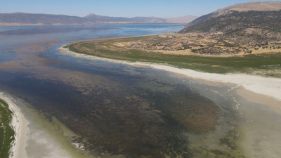 Türkiye’nin dördüncü büyük gölü Eğirdir ikiye bölündü