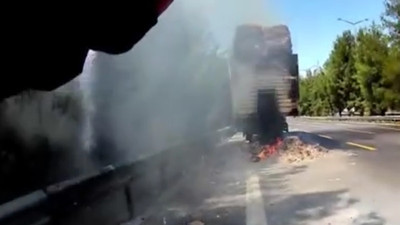 Mersin’de korku dolu anlar! Karton yüklü TIR alev alev yandı