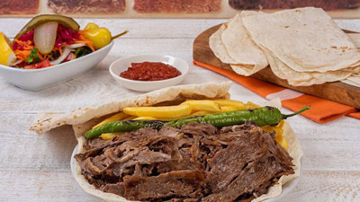 Müşteri dövdüğü esnafın yanağını ısırarak kopardı. Türk dönercide dehşet