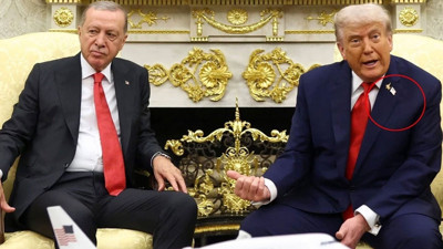 Tarihi zirvede dikkat çeken rozet detayı! Trump ne mesaj vermek istedi?
