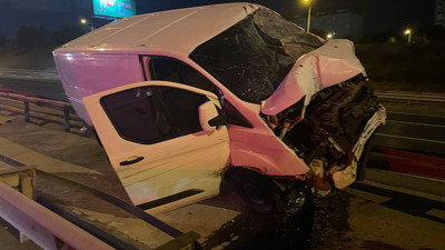 Bariyerlere çıkan hafif ticari aracın sürücüsü yaralandı