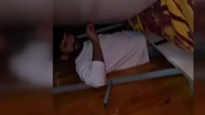 Firari genç yatak altında yakalandı