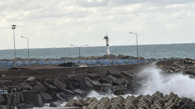 Dev dalgalar sahili dövüyor