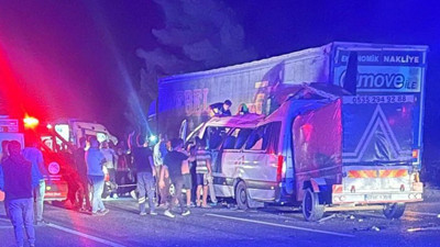 Mersin’de işçileri taşıyan minibüs TIR’a çarptı! Ekipler seferber oldu: 3 ölü 16 yaralı