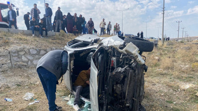 Çorum’da düğün konvoyunda kaza! Tarlaya devrildi: 2 yaralı