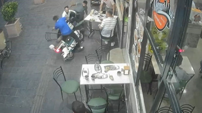 Elektrikli bisikletle Şahinbey’de lokantaya daldı! Yemek yiyenler şaşkına döndü: Çocuk sürücü kaçtı