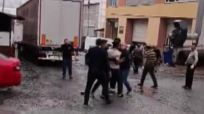 İstanbul'da yük indirme kavgası! Tekmeler yumruklar havada uçuştu