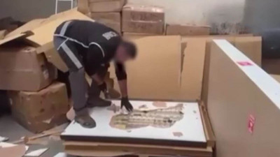 Kayseri polisi masaları açınca şoke oldu: Binlerce kaçak sigara gizlemişler!