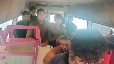 Hatay’da minibüste 12 kaçak yolcu yakalandı