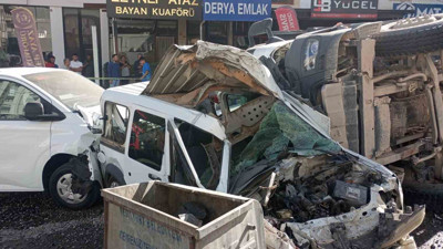 Kamyon ortalığı savaş alanına çevirdi! 15 aracı biçti geçti: Yaralılar var