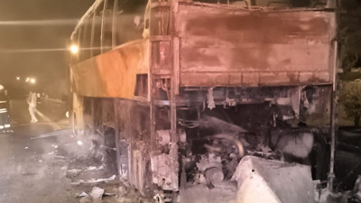 Adana'da seyir halindeki yolcu otobüsü cayır cayır yandı
