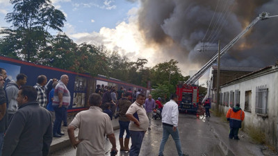 İzmir’de yangın! Dumanlar mahalleyi kapladı: Ekipler seferber oldu