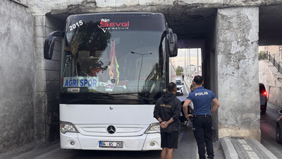 Takım otobüsü geçide takıldı! Oyuncular korku dolu anlar yaşadı