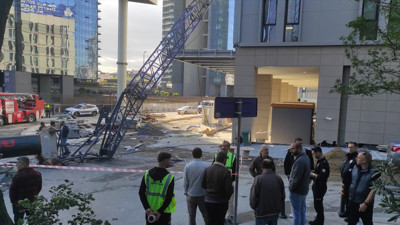 Rezidans inşaatındaki dev vinç devrildi! 2 binada hasar oluştu