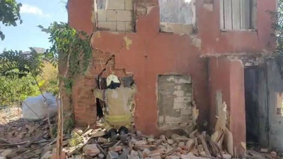 İstanbul Fatih'te iki katlı metruk bina çöktü! Arama çalışmaları sürüyor