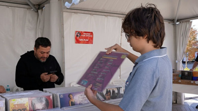 Geçmişin melodileri Maltepe'de canlandı: Plak Günleri gönülleri fethetti!